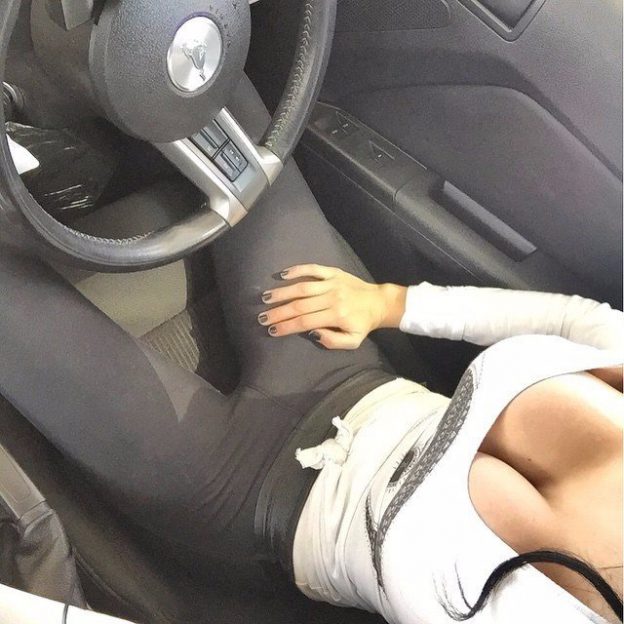 Жена любит ездить голой на переднем сиденье машины фото