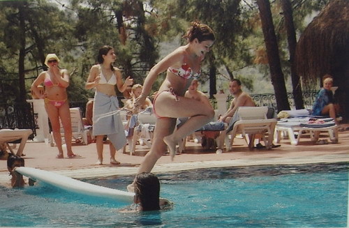 Забавные летние фото девушек в купальниках