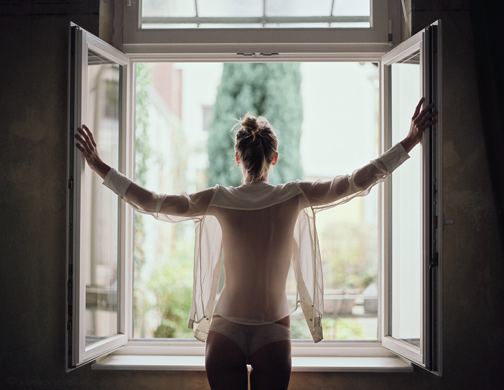 Фото девушки лапающей сиськи у окна