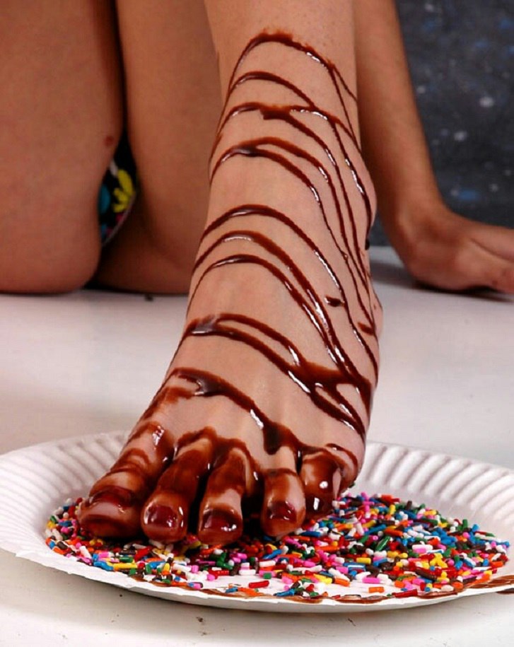 Девушки измазали ноги шоколадом и принялись их облизывать