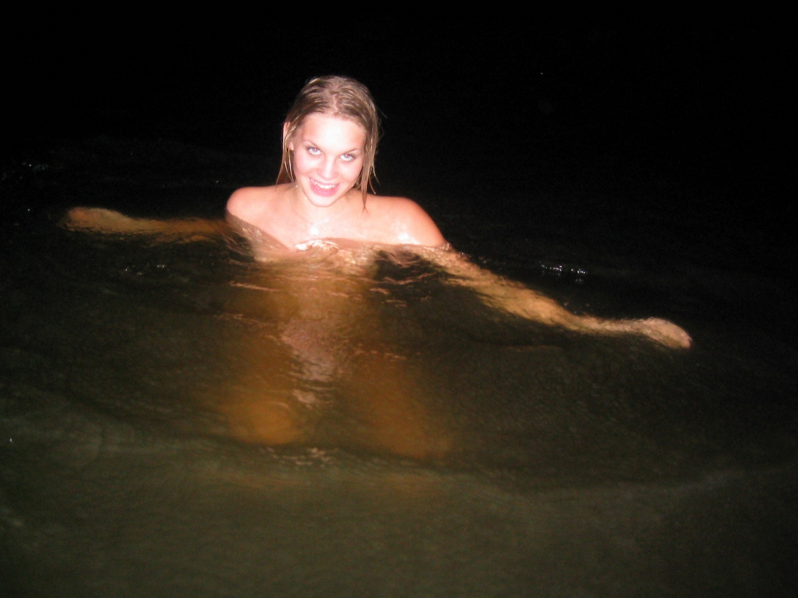 Ночные купания без одежды у девушек 