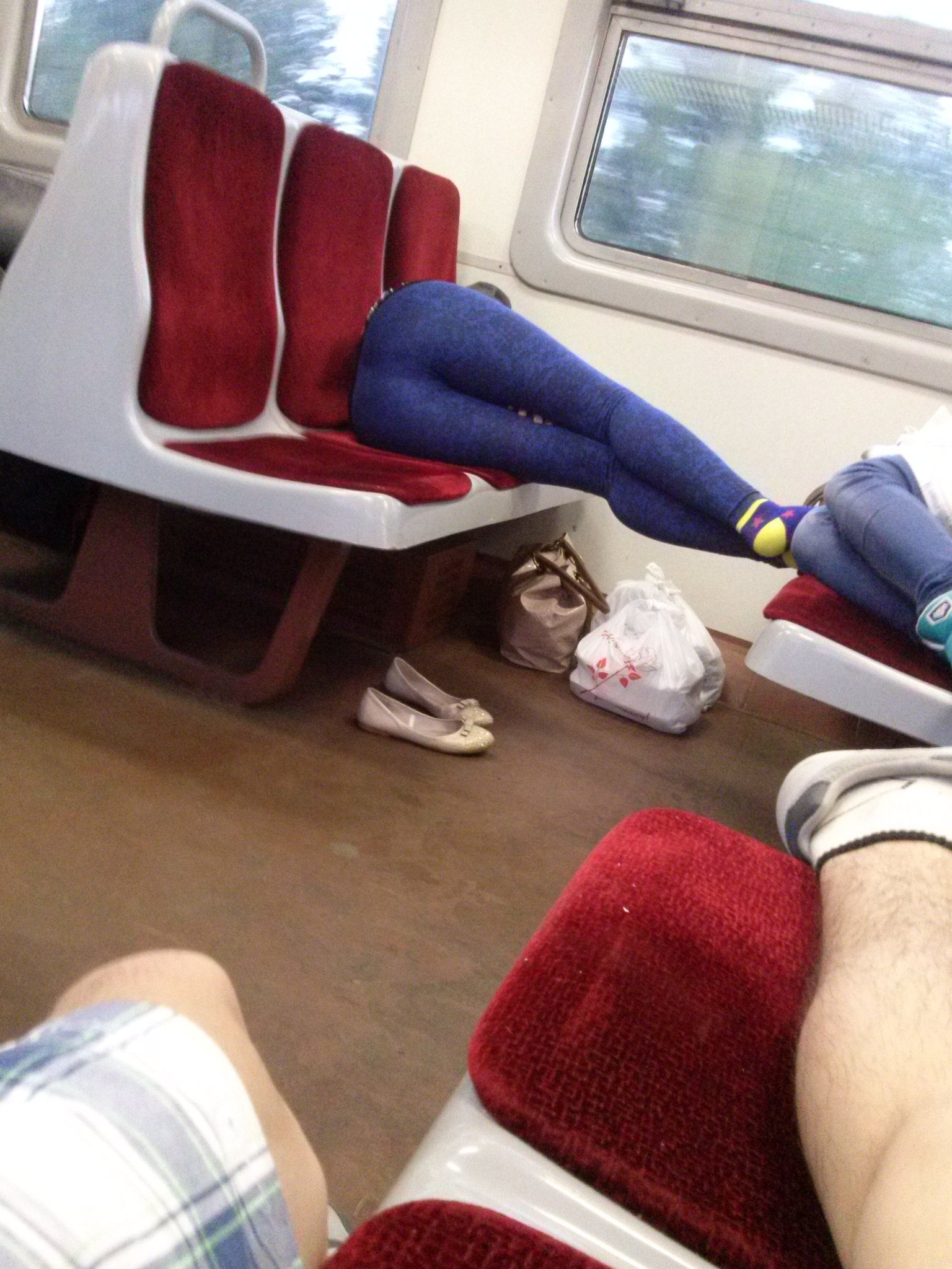 Ноги в поезде