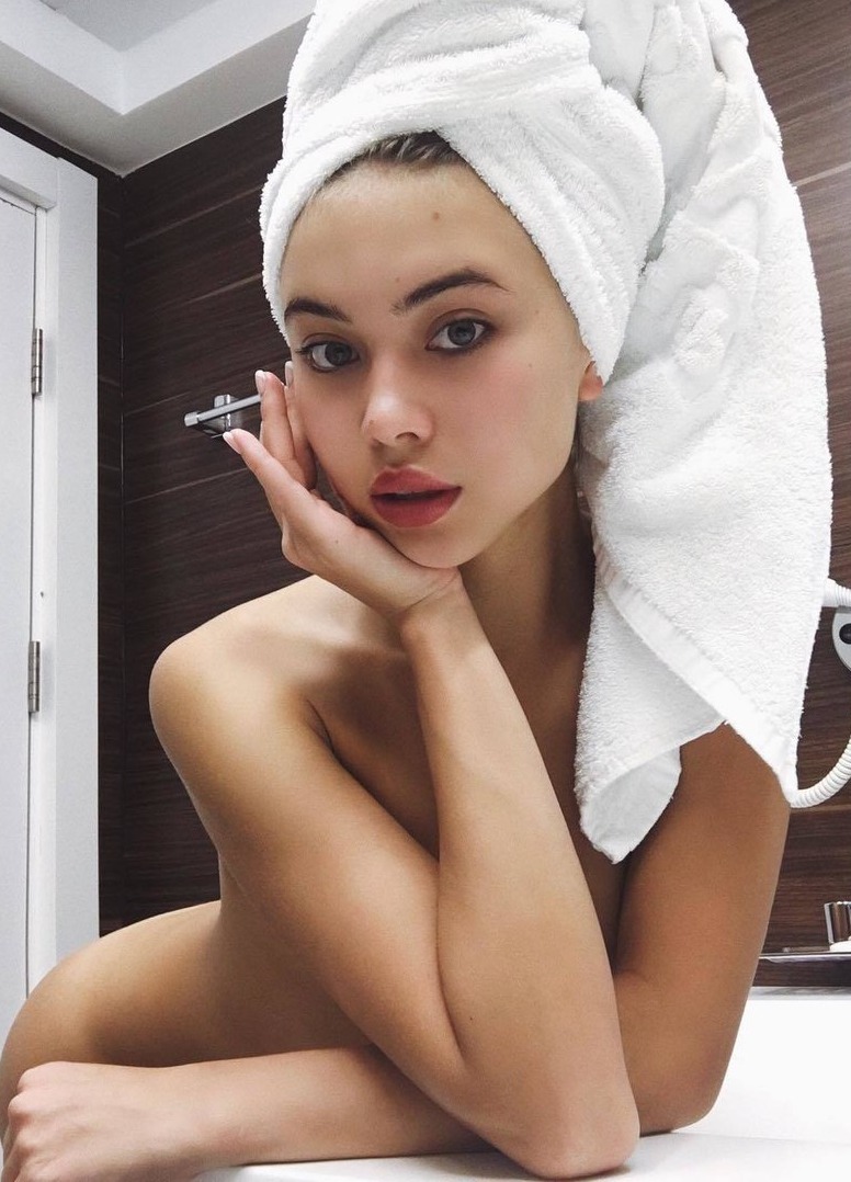 Фото девушки в полотенце в ванной