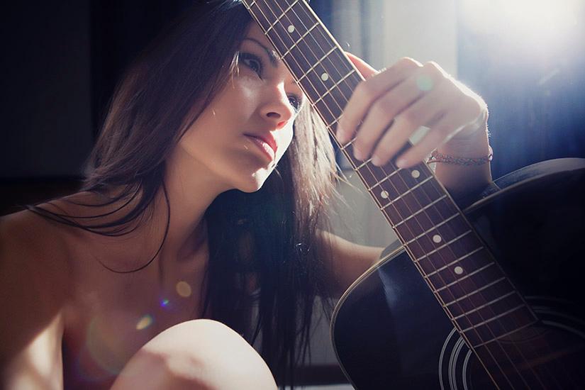 Красивая девушка под гитару